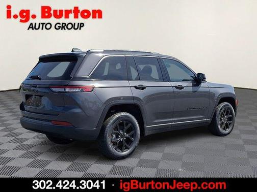 Metallic 2026 Jeep Grand Cherokee Laredo