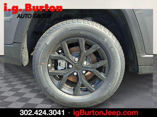 Metallic 2026 Jeep Grand Cherokee Laredo