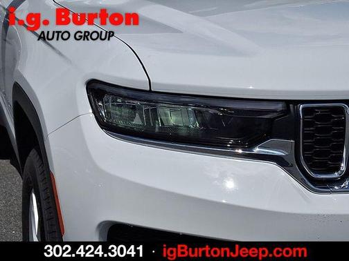 Bright White Clearcoat 2026 Jeep Grand Cherokee Laredo