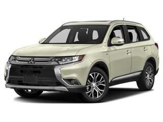 White 2017 Mitsubishi Outlander SE