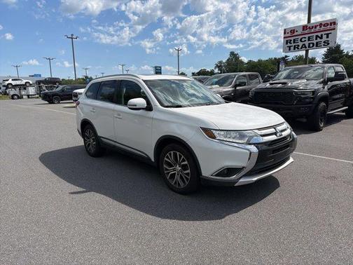 White 2017 Mitsubishi Outlander SE