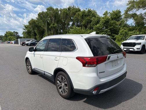 White 2017 Mitsubishi Outlander SE
