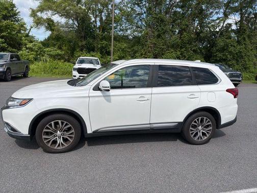 White 2017 Mitsubishi Outlander SE