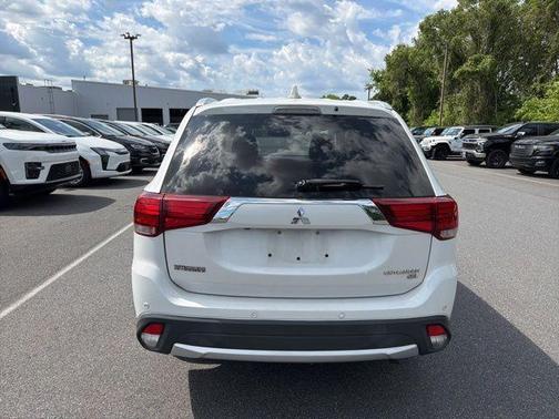 White 2017 Mitsubishi Outlander SE