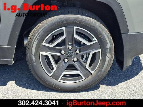 Sting Gray Clearcoat 2026 Jeep Cherokee LAREDO/LIMITED