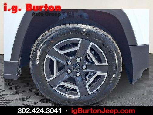Bright White Clearcoat 2026 Jeep Cherokee LAREDO/LIMITED
