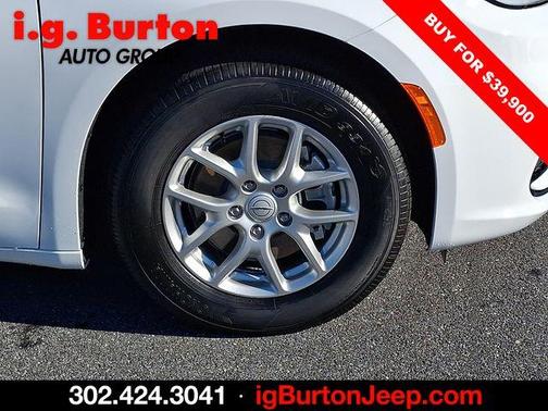 Bright White Clearcoat 2026 Chrysler Pacifica Select