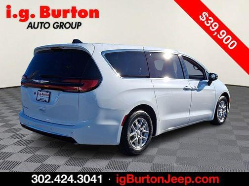 Bright White Clearcoat 2026 Chrysler Pacifica Select