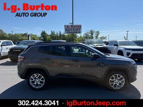 Granite Crystal Clearcoat Metallic 2023 Jeep Compass Latitude Lux