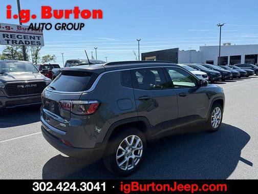 Granite Crystal Clearcoat Metallic 2023 Jeep Compass Latitude Lux