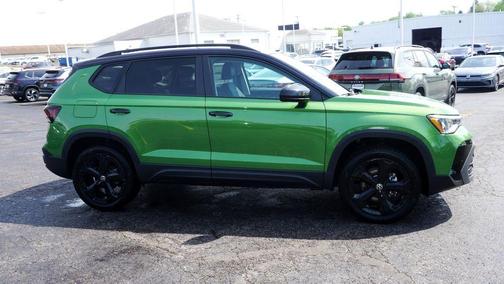 Bright Moss Green W/Deep Black Roof 2026 Volkswagen Taos 1.5T SE Black