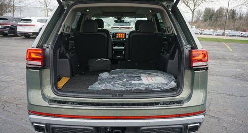 Avocado Green Pearl 2026 Volkswagen Atlas 2.0T Peak Edition