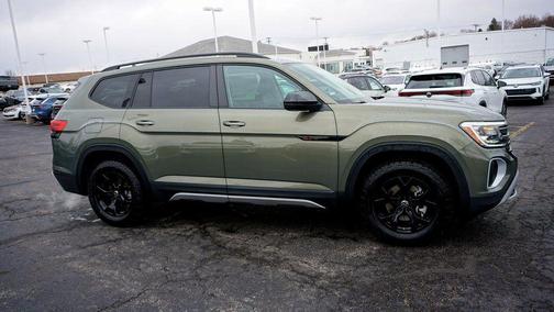Avocado Green Pearl 2026 Volkswagen Atlas 2.0T Peak Edition