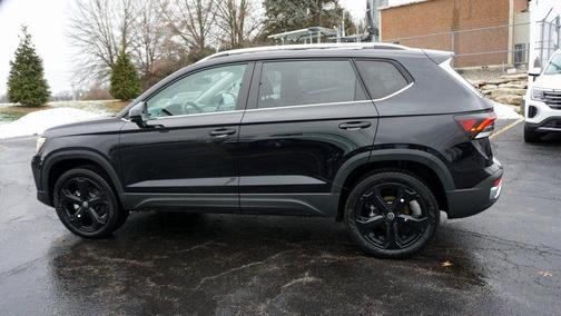Deep Black Pearl Effect 2026 Volkswagen Taos 1.5T SEL