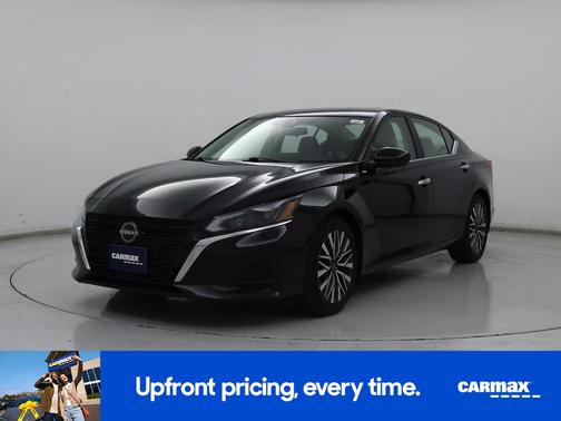 Black 2023 Nissan Altima SV