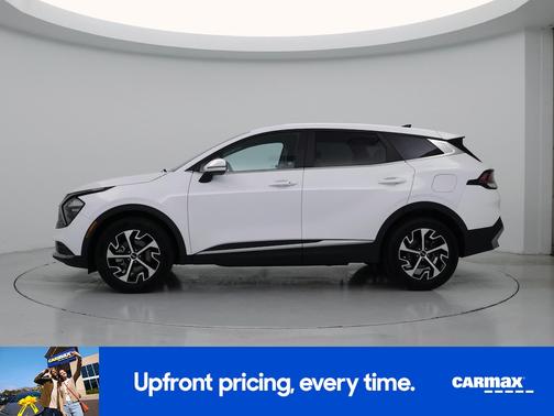 White 2023 Kia Sportage EX