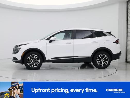 White 2023 Kia Sportage EX