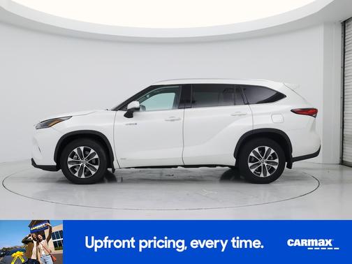 White 2021 Toyota Highlander Hybrid XLE
