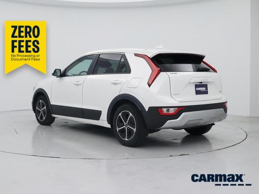 White 2023 Kia Niro LX