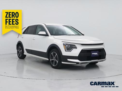 White 2023 Kia Niro LX
