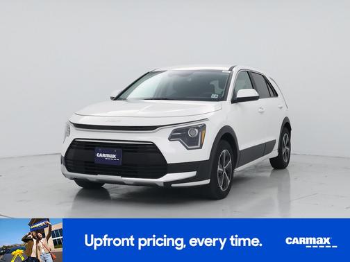 White 2023 Kia Niro LX