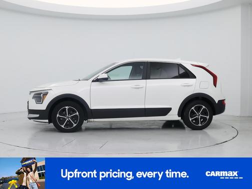 White 2023 Kia Niro LX