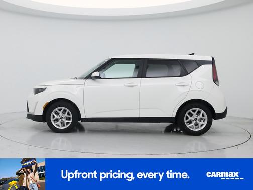 White 2025 Kia Soul LX