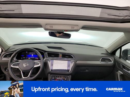 Black 2024 Volkswagen Tiguan SE