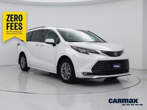 White 2024 Toyota Sienna XLE