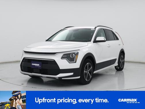 White 2023 Kia Niro EX