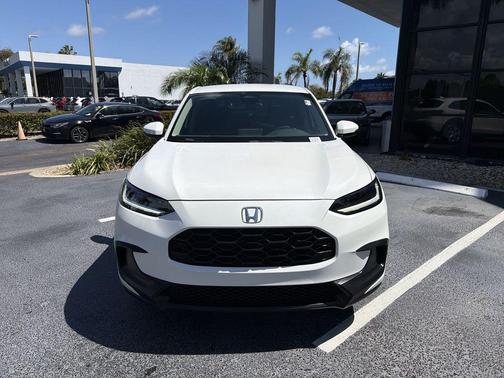 Platinum White Pearl 2024 Honda HR-V LX