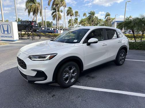 Platinum White Pearl 2026 Honda HR-V LX