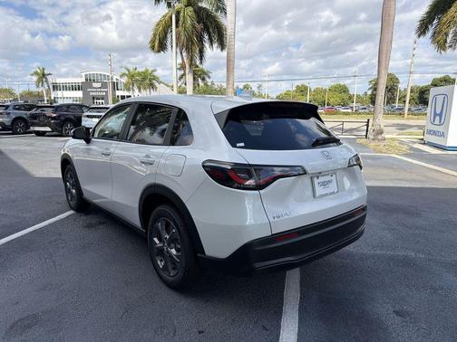 Platinum White Pearl 2026 Honda HR-V LX