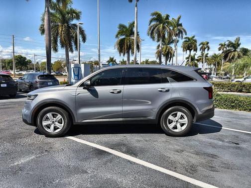 Everlasting Silver 2023 Kia Sorento LX