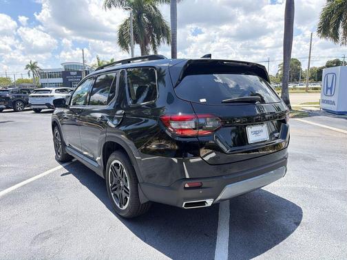 Crystal Black Pearl 2026 Honda Pilot Touring 8-Passenger