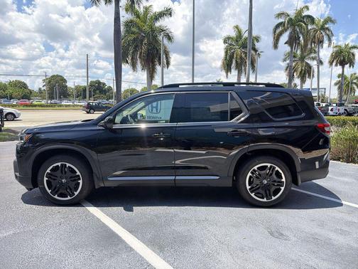 Crystal Black Pearl 2026 Honda Pilot Touring 8-Passenger