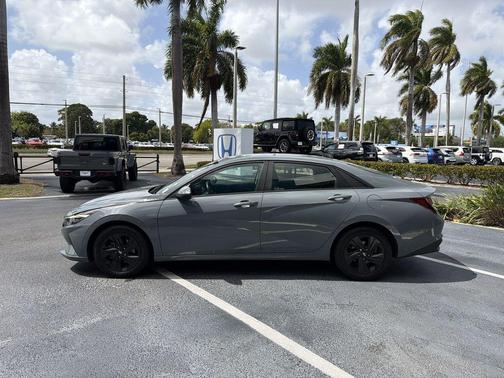 2022 Hyundai ELANTRA SEL
