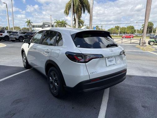 Platinum White Pearl 2026 Honda HR-V LX