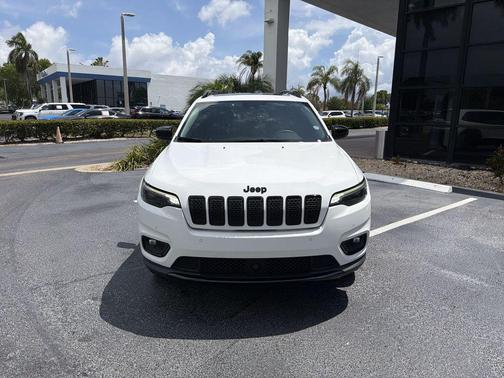 Bright White Clearcoat 2023 Jeep Cherokee Altitude