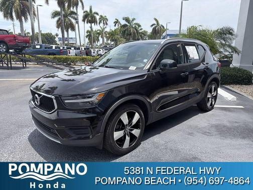Onyx Black Metallic 2020 Volvo XC40 T5 Momentum