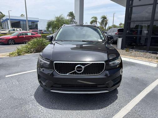 Onyx Black Metallic 2020 Volvo XC40 T5 Momentum