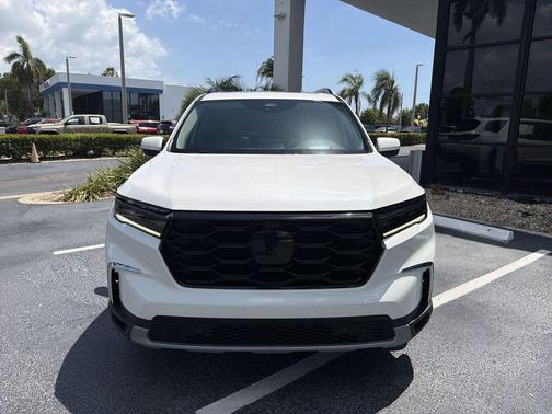 Platinum White Pearl 2023 Honda Pilot AWD Elite