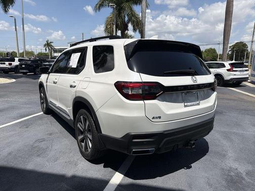Platinum White Pearl 2023 Honda Pilot AWD Elite