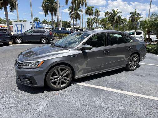Platinum Gray Metallic 2018 Volkswagen Passat 2.0T R-Line
