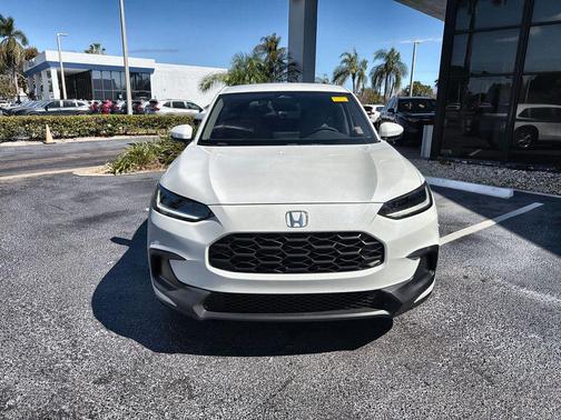 Platinum White Pearl 2024 Honda HR-V LX