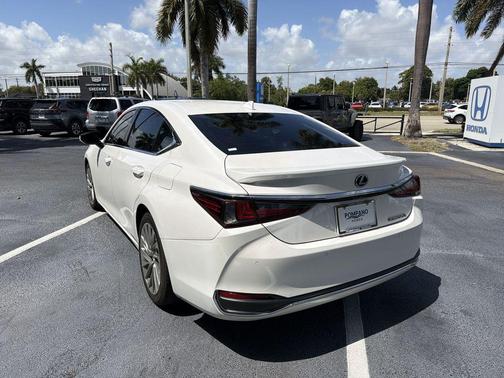 Eminent White Pearl 2021 Lexus ES 300h Ultra Luxury