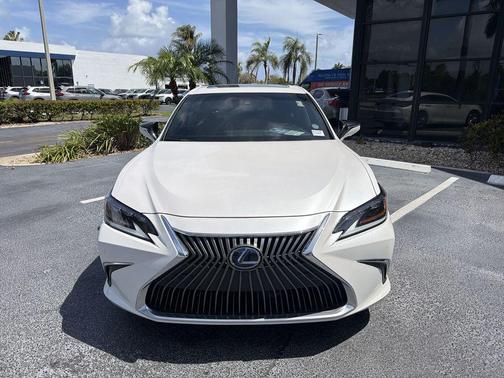 Eminent White Pearl 2021 Lexus ES 300h Ultra Luxury