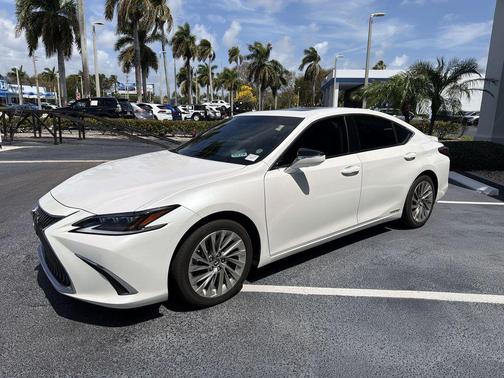 Eminent White Pearl 2021 Lexus ES 300h Ultra Luxury