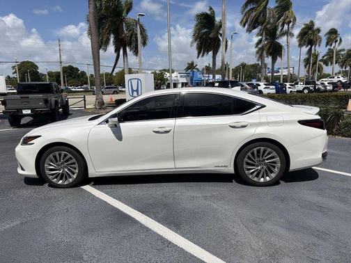 Eminent White Pearl 2021 Lexus ES 300h Ultra Luxury