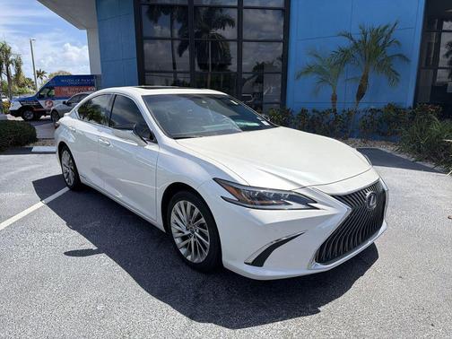 Eminent White Pearl 2021 Lexus ES 300h Ultra Luxury